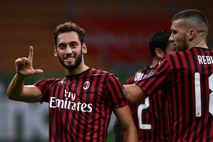 Gelandang AC Milan, Hakan Calhanoglu, merayakan gol kontra Bologna pada laga lanjutan Liga Italia di Stadion San Siro, Sabtu (18/7/2020).