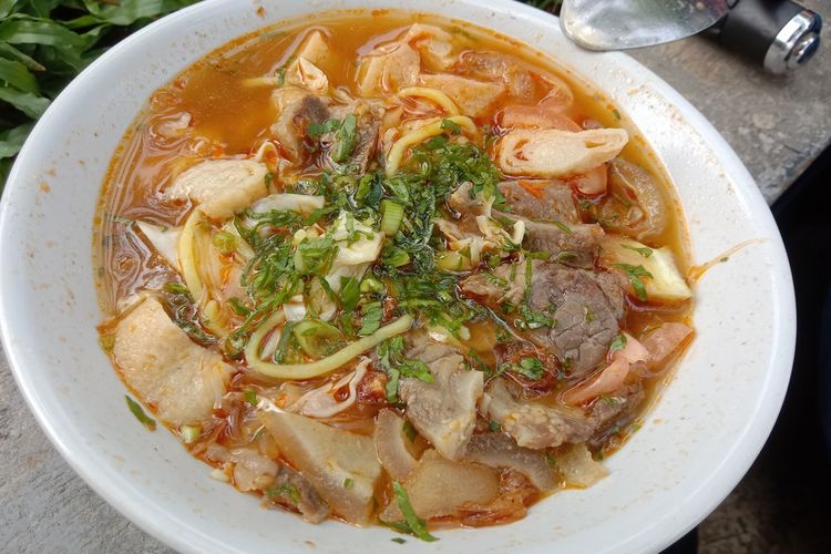 Ilustrasi soto kikil ditambah dengan daging sapi. 