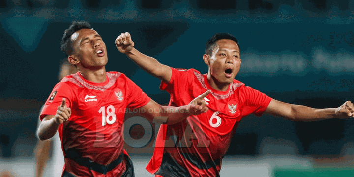 Irfan Jaya dan Evan Dimas merayakan gol Timnas U-23 Indonesia ke gawang Hong Kong pada pertandingan di Stadion Patriot, 20 Agustus 2018.