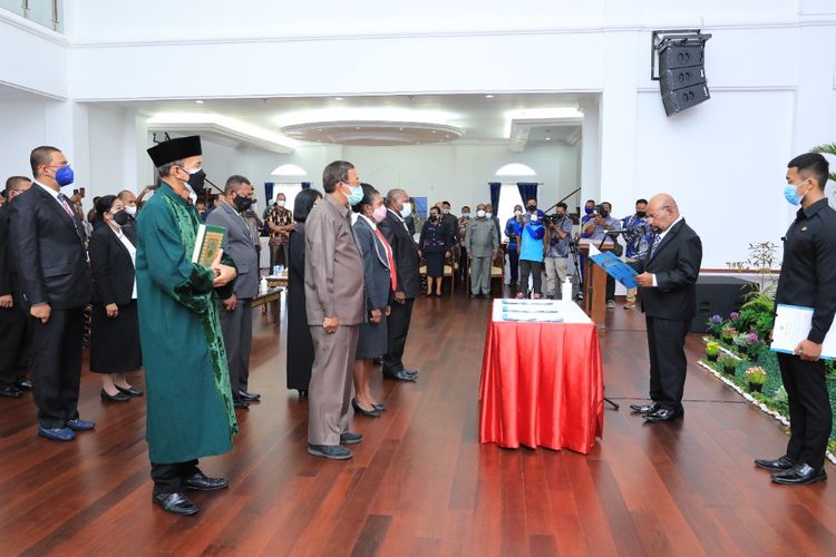 Gubernur Papua Lukas Enembe melantik beberapa Kepala OPD dan kepala Bidang di lingkungan Pemprov Papua, Jayapura, Papua, Jumat (20/8/2021)
