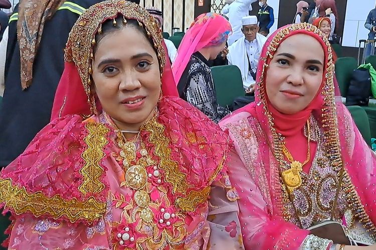 Nur Aini (kanan) dan Darni (kiri) dua jemaah haji asal Makassar saat tiba di Aula Arafah Asrama Haji Sudiang Makassar, Sulsel, Minggu (23/6/2024)