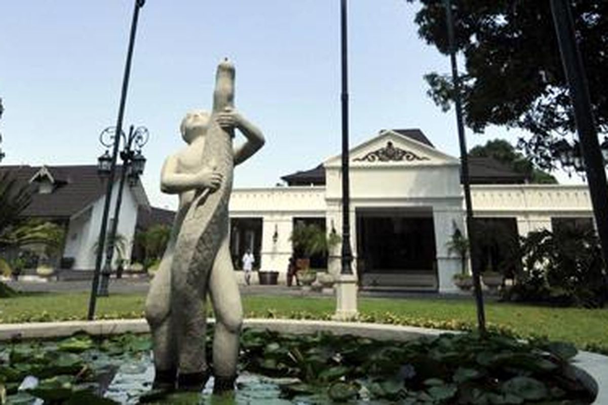 Ndalem Wuryaningratan, Jalan Slamet Riyadi, Solo, sekarang menjadi Museum Batik Danar Hadi.