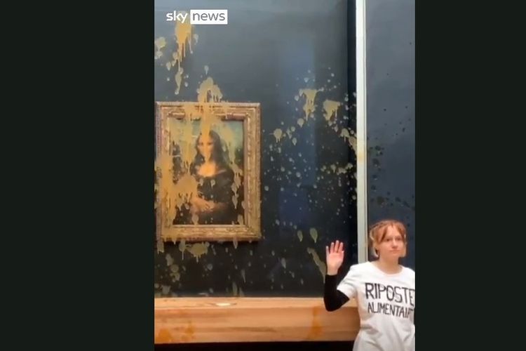 Salah satu aktivis iklim yang melemparkan sup merah ke arah lukisan Mona Lisa di Paris Perancis.