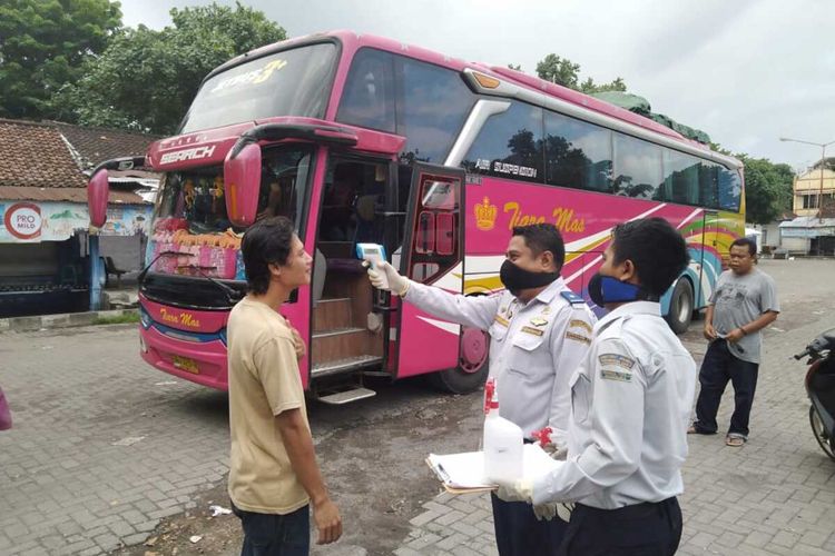 Petugas Terminal Tipe A Mandalika, Kota Mataram memeriksa penimoang bus yang baru tiba, petugas terminal berharap ada tim medis yang bersiaga di terminal ditengah wabah Corona Covid-19 ini.