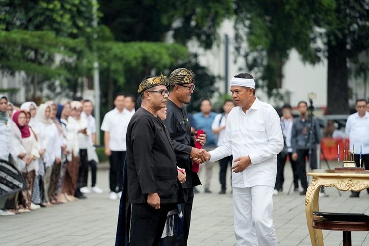 Gubernur Jawa Barat Dedi Mulyadi atau akrab disapa KDM saat menyerahkan secara simbolis Surat Keputusan (SK) pengangkatan dan mutasi kepala sekolah di Gedung Sate, Rabu (29/10/2025). 