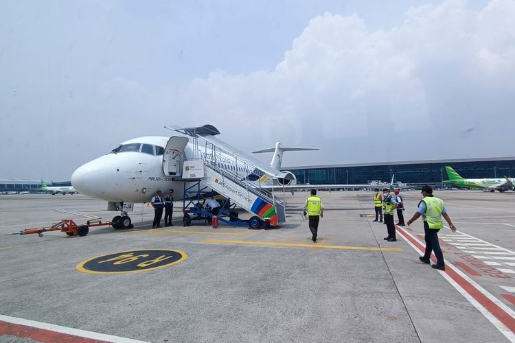 ARJ21-700 milik TransNusa saat hendak terbang perdana dari Bandara Soekarno--Hatta, Tangerang, Banten, Selasa (18/4/2023).