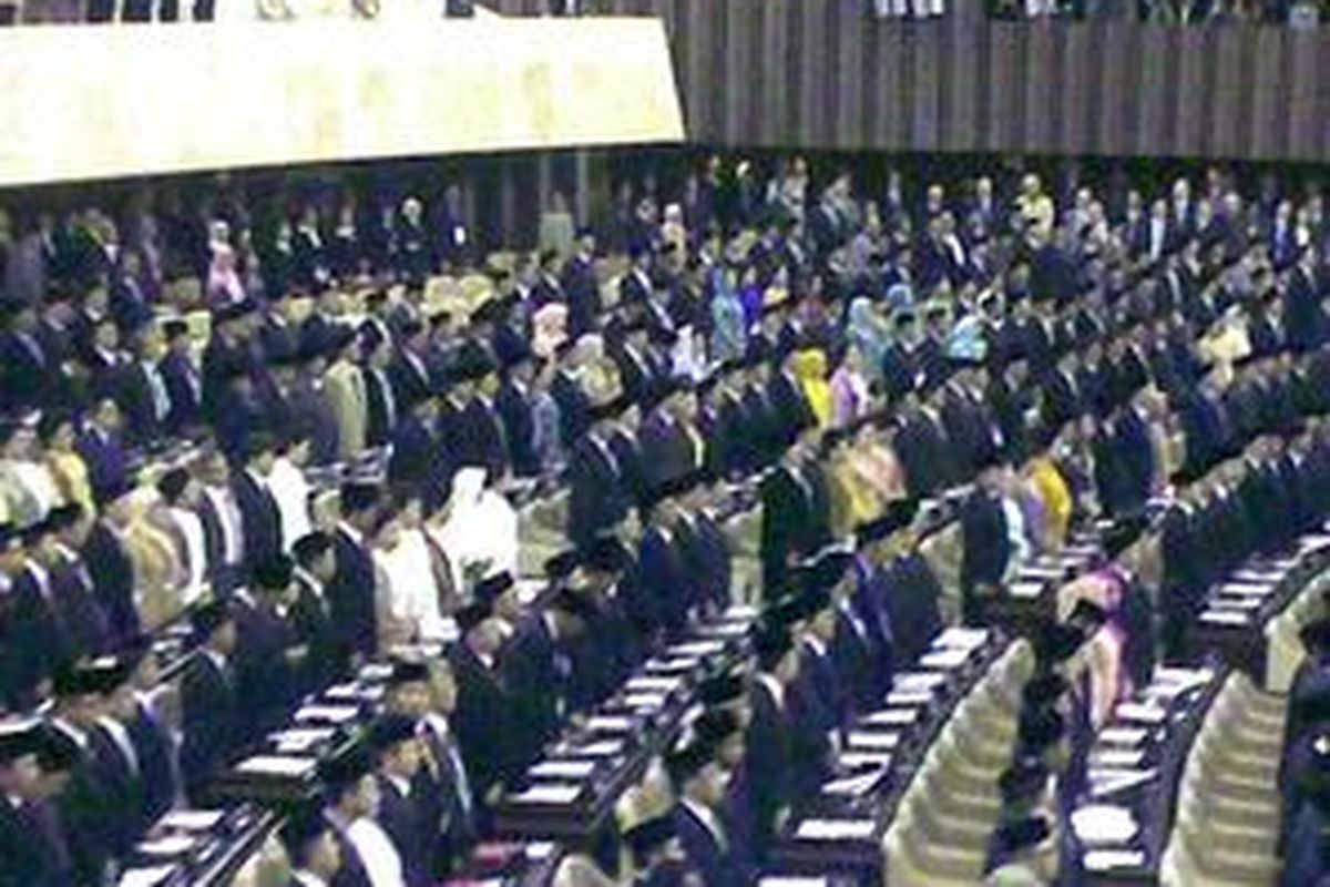 Anggota DPR 2009-2014 saat pengucapan sumpah di Gedung Nusantara DPR, Jakarta, Kamis (1/10)