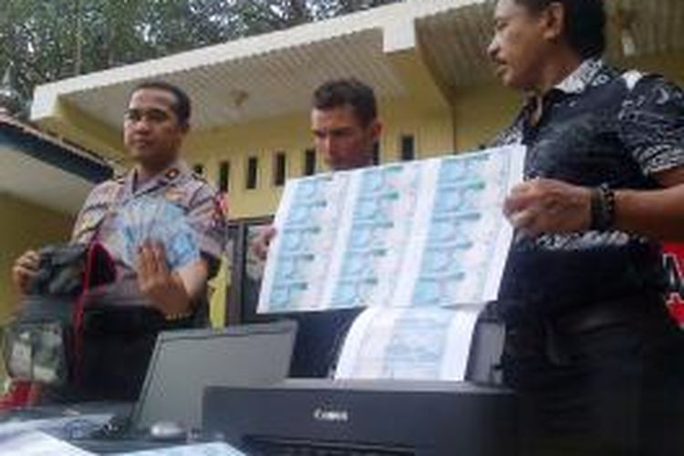 Kompol Roni Bonic memperlihatkan tersangka pembuat uang palsu serta barang buktinya di Mapolsekta Helvetia, Medan. 