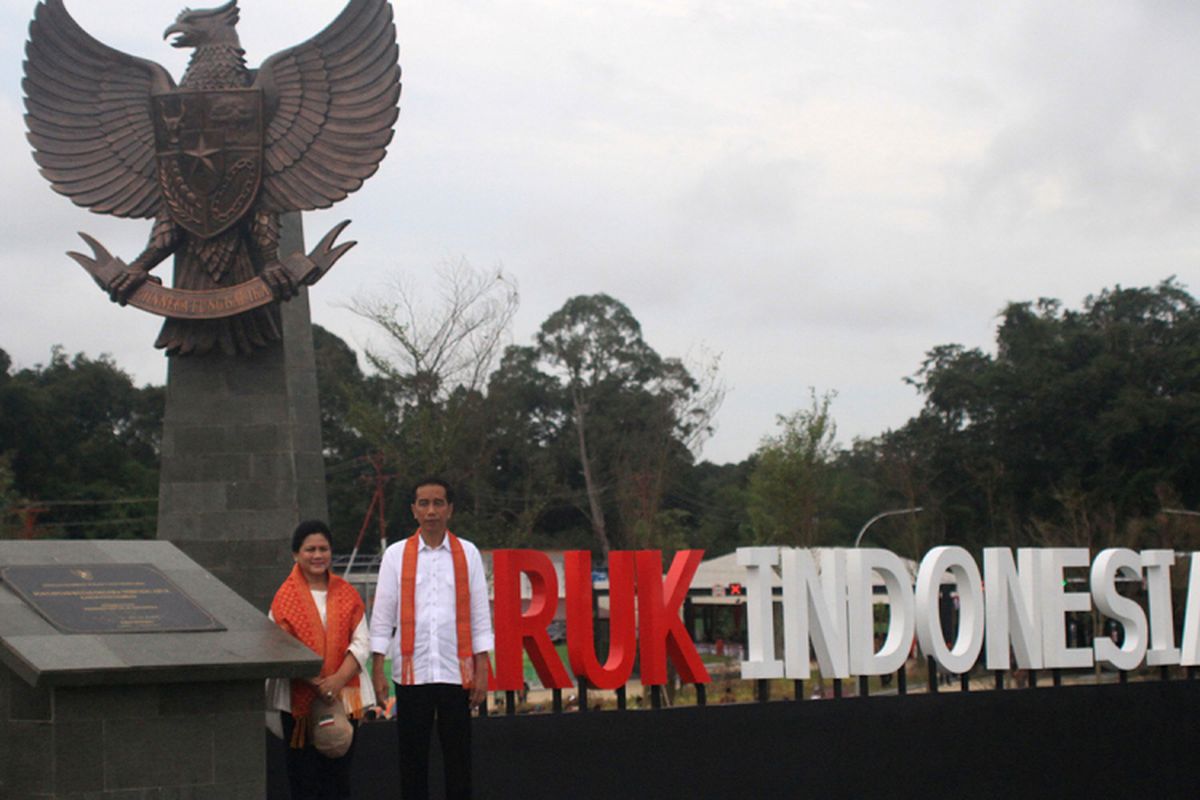 Presiden Joko Widodo didampingi ibu negara Iriana saat peresmian Pos Lintas Batas Negara (PLBN) Aruk (17/3/2017)