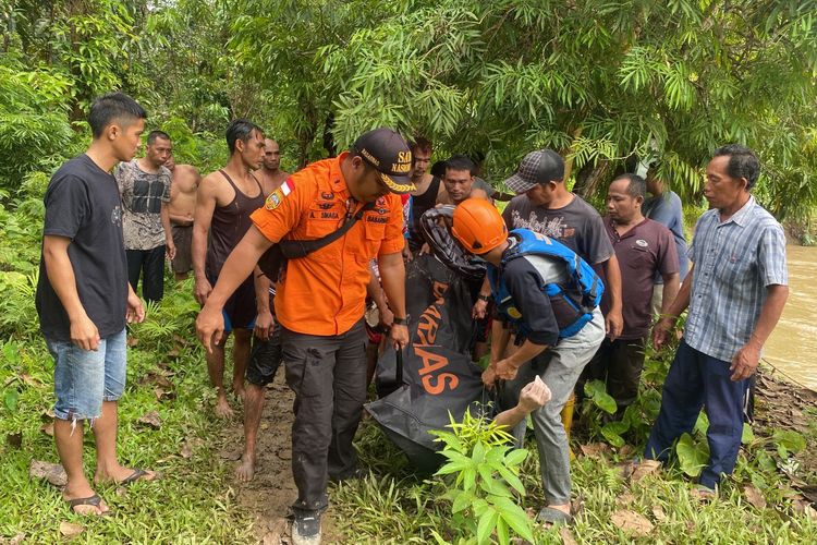 Jenazah korban tenggelam di Tabalong, Kalsel di evakuasi tim gabungan setelah dua hari di laporkan hilang, Kamis (27/10/2022). 