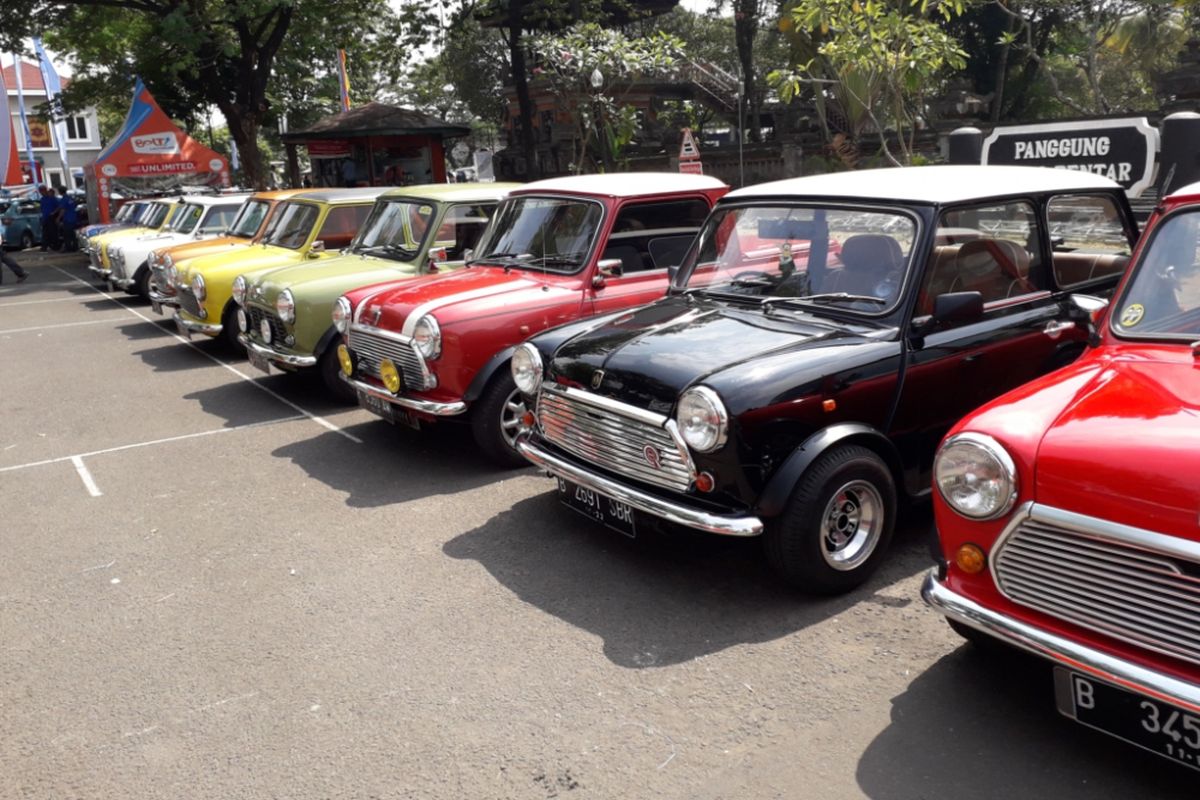 Deretan mobil Mini Cooper dari berbagai jenis yang berkumpul untuk merayakan hari jadi ke-25 Jakarta Morris Club (JMC) di Taman Mini Indonesia Indah, Jakarta Timur, Minggu (16/9/2018) pagi.