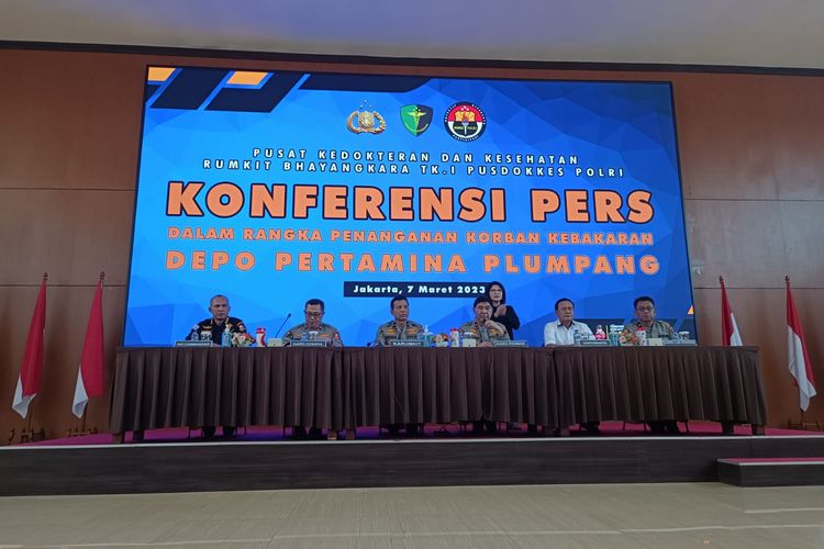 Konferensi pers identifikasi jenazah korban kebakaran Depo Pertamina Plumpang di RS Polri Kramatjati, Jakarta Timur, Selasa (7/3/2023).