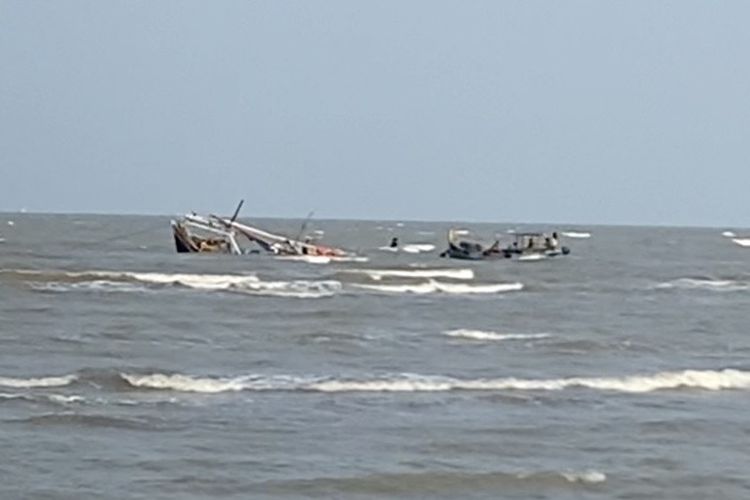 Kapal Karam di Muara Karangsong Indramayu, Tak Hanya Cuaca, Nelayan Sorot Pendangkalan