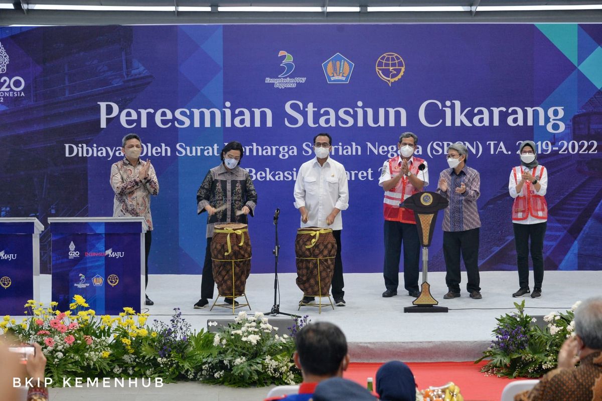 Menteri Perhubungan Budi Karya Sumadi dan Menteri Keuangan Sri Mulyani saat meresmikan Stasiun Cikarang, Kamis (31/3/2022). Stasiun Cikarang direvitalisasi dengan dana sebesar lebih dari Rp 412 miliar pinjaman Japan International Cooperation Agency (JICA) dan Surat Berharga Syariah Negara (SBSN).