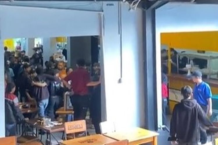 Tangkapan layar dari video yang memperlihat kericuhan di Mie Gacoan Surabaya, Jawa Timur. Kericuhan terjadi pada Minggu (7/5/2023)