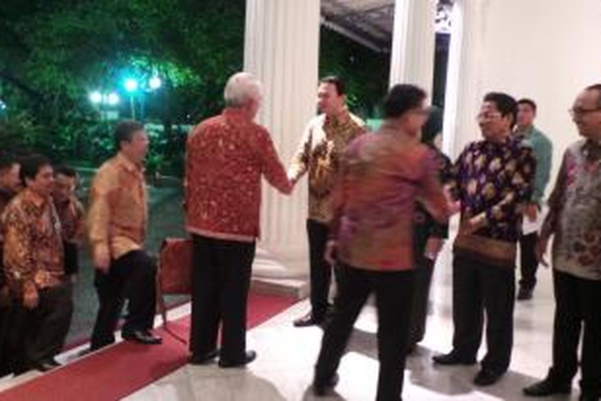 Gubernur DKI Jakarta Basuki Tjahaja Purnama terlihat menyalami pejabat perwakilan pemerintah Indonesia di luar negeri, di Balai Kota, Senin (2/2/2015).