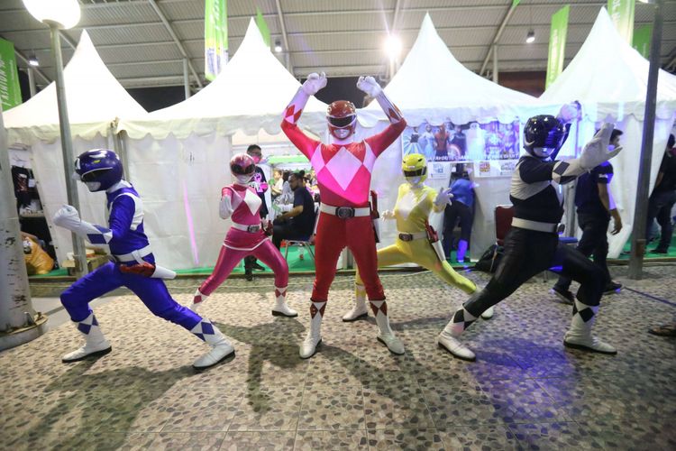 Power Rangers berpose di acara The 90s Festival, Gambir Expo, Jakarta Utara, Sabtu (25/11/2017). Festival  musik 90an ini menghadirkan sejumlah permainan, aksesoris, dan lain-lain yang hits di era 90-an diantaranya ada dingdong, game boy, action figure, nintendo, sega, tazos dan lain-lain.