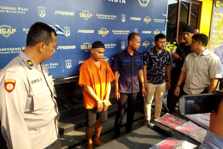 SH (30), tersangka pembunuh istrinya sendiri, Fitriani (21), dihadirkan pada konferensi pers di Mapolres Blitar Kota, Jumat (24/11/2023).