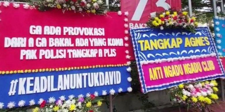 Karangan bunga berisi pesan dukungan untuk menangkap Agnes memenuhi halaman Polres Metro Jakarta Selatan di Jalan Wijaya I, Kebayoran Baru, Sabtu (25/2/2023).
