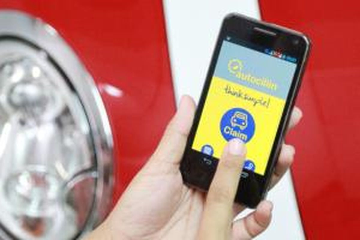 Klaim asuransi mobil dipermudah dengan aplikasi pada ponsel pintar.