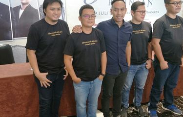 Para personel pionir grup band Jikustik dalam jumpa pers di Balai Sarbini, Plaza Semanggi, Jakarta Selatan, Kamis (18/7/2019).