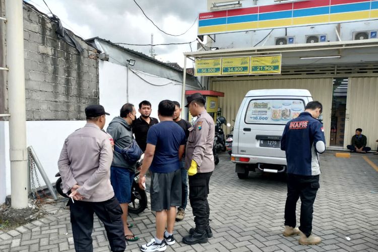 Polisi melakukan pemeriksaan lokasi pencurian uang dari mesin ATM BCA di toko awal Indomaret Kelurahan Kanigoro, Kecamatan Kanigoro, Kabupaten Blitar, Sabtu (11/3/2023)