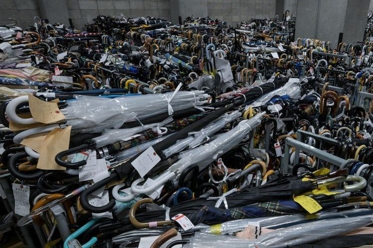 Ribuan payung hilang yang semuanya diberi tanda dan diatur berdasarkan lokasi dan waktu payung itu hilang ditata di dalam kontainer di Pusat Barang Hilang dan Ditemukan Departemen Kepolisian Metropolitan Tokyo di kawasan Iidabashi, pusat kota Tokyo. (2/8/2024)