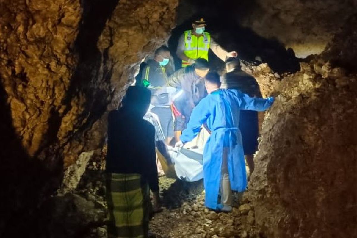 Petugas kepolisian dibantu oleh warga saat akan mengevakuasi kerangka manusia yang ditemukan di dalam Goa Pletes, di Desa Simbermanjing Wetan, Kabupaten Malang, Jawa Timur, Selasa (11/3). ANTARA/HO-Polres Malang.

