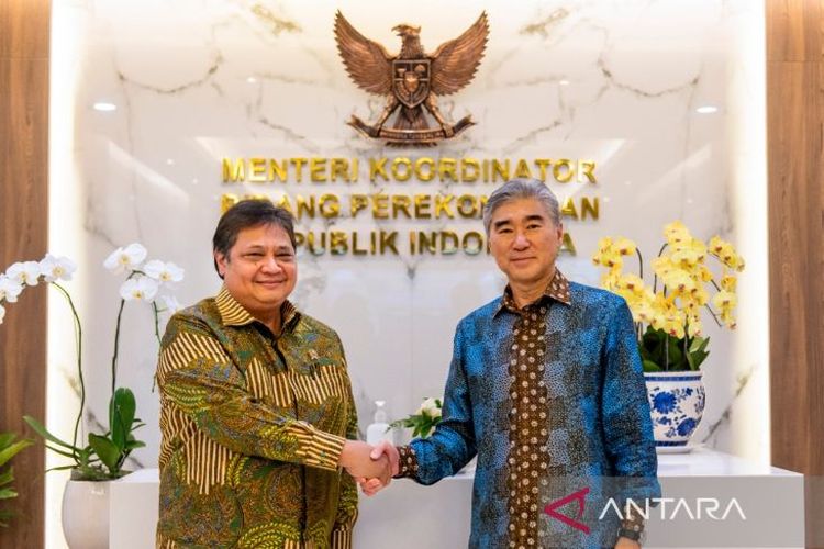 Coordinating Minister for Economic Affairs Airlangga Hartarto (left) and the US Ambassador to Indonesia Sung Yong Kim (right) during a meeting in Jakarta on Wednesday, October 19, 2022. 