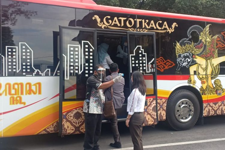 peserta rapat di dalam bus gatotkaca dicek suhu tubuhnya