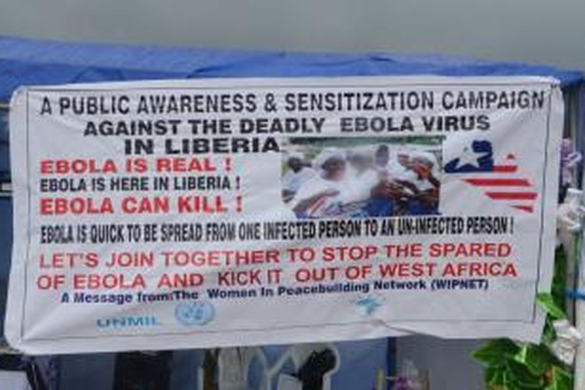 Sebuah poster informasi tentang penyakit ebola dipasang di salah satu sudut kota Monrovia, Liberia. Pada Kamis (7/8/2014), pemerintah Liberia menetapkan status darurat ebola setelah penyakit itu membunuh hampir 300 orang warga negara itu.