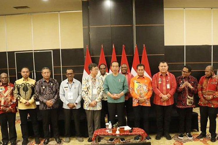Pj Bupati Maybrat Bernhard E Rondonuwu foto bersama Presiden Jokowi di Jayapura, Papua, Kamis (7/7/2023).