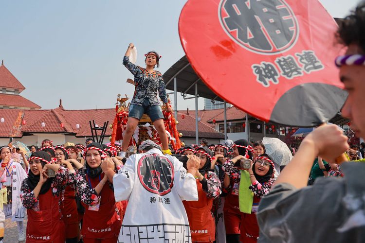 Kemeriahan parade Mikoshi saat Festival Jak-Japan Matsuri di Gambir Arena, JIExpo, Kemayoran, Jakarta, Sabtu (18/11/2023). Acara yang menjadi wadah untuk memperdalam pemahaman antara warga Jepang dan Indonesia ini, akan berlangsung hingga Minggu, 19 November.