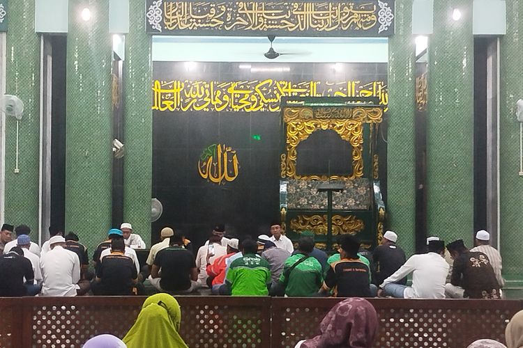 Komunitas ojol menggelar tahlil untuk Affan Kurniawan di Masjid Agung Baiturrahman Banyuwangi