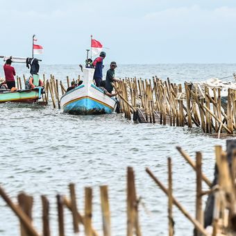 Sejumlah nelayan membongkar pagar laut yang terpasang di kawasan pesisir Tanjung Pasir, Kabupaten Tangerang, Banten, Sabtu (18/1/2025). Sebanyak 600 personel TNI AL dan para nelayan Tanjung Pasir membongkar pagar laut tanpa izin dengan target penyelesaian selama 10 hari dengan jarak sepanjang 30,16 km. ANTARA FOTO/Rivan Awal Lingga/YU