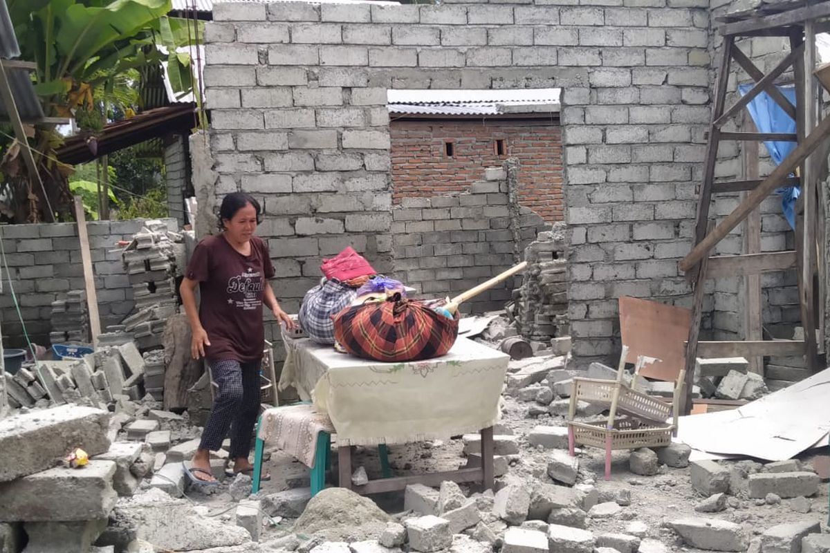 Foto// Suasana Kerusakan Rumah Warga Akibat Gempa 5,8 Sr Di Kabupaten Touna Kamis (26/8/2021)