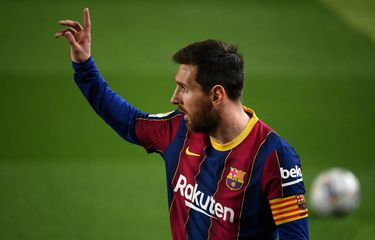 Foto tanggal 24 Februari 2021 menunjukkan gestur Lionel Messi dalam pertandingan Barcelona vs Elche di Camp Nou, dalam lanjutan La Liga musim 2020/2021.