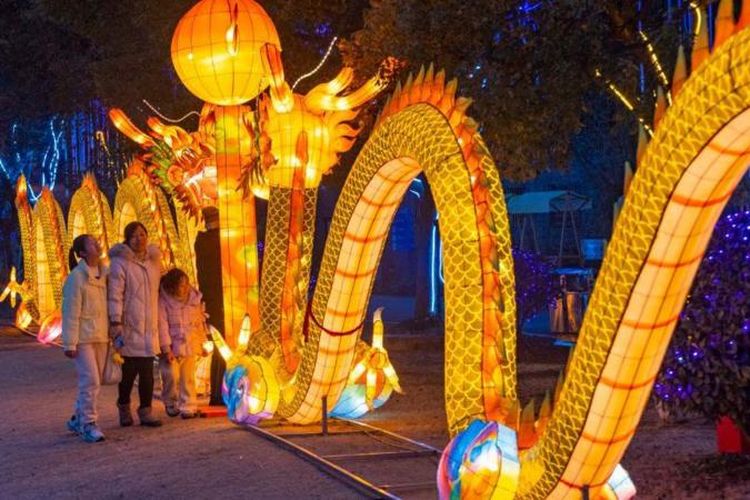 Warga China mengunjungi festival lampion jelang perayaan Imlek di Provinsi Taizhou, 7 Februari. 