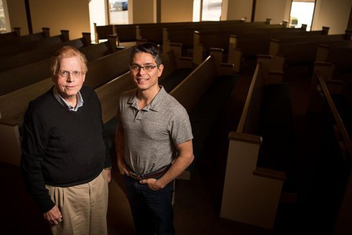 Richard Terry (kiri) dan Pastor Mitch Davis (kanan) berpose di ruang kebaktian Franklin Church of Christ, Franklin, Tennessee, Amerika Serikat. 