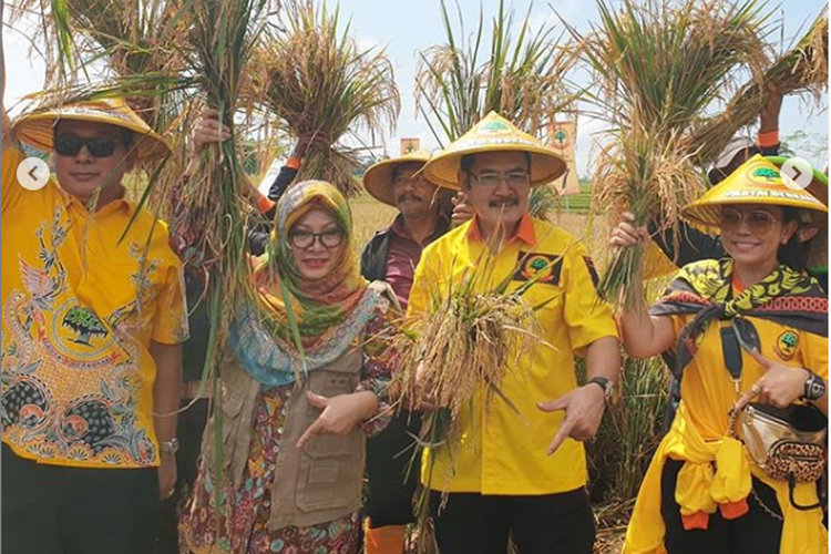 (dari kiri ke kanan) Hutomo Mandala Putra atau Tommy Soeharto, Siti Hardijanti Rukmana atau Mbak Tutut, Bambang Trihatmodjo, dan Mayangsari. 