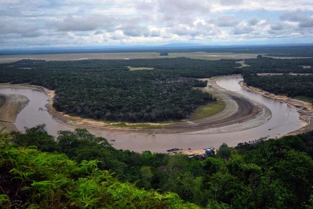 Sungai Kapuas, sungai terpanjang di Indonesia.