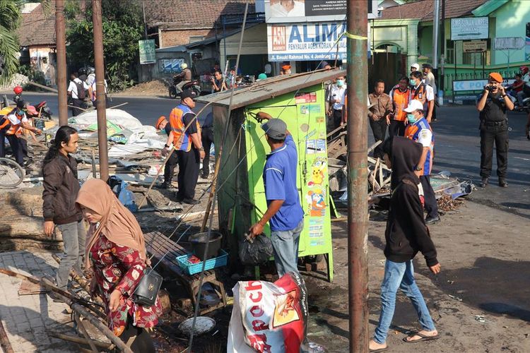 Penertiban lapak milik pedagang kaki lima (PKL) di depan Stasiun Kereta Api Jombang Jawa Timur, oleh petugas gabungan, Kamis (4/7/2019) pagi.