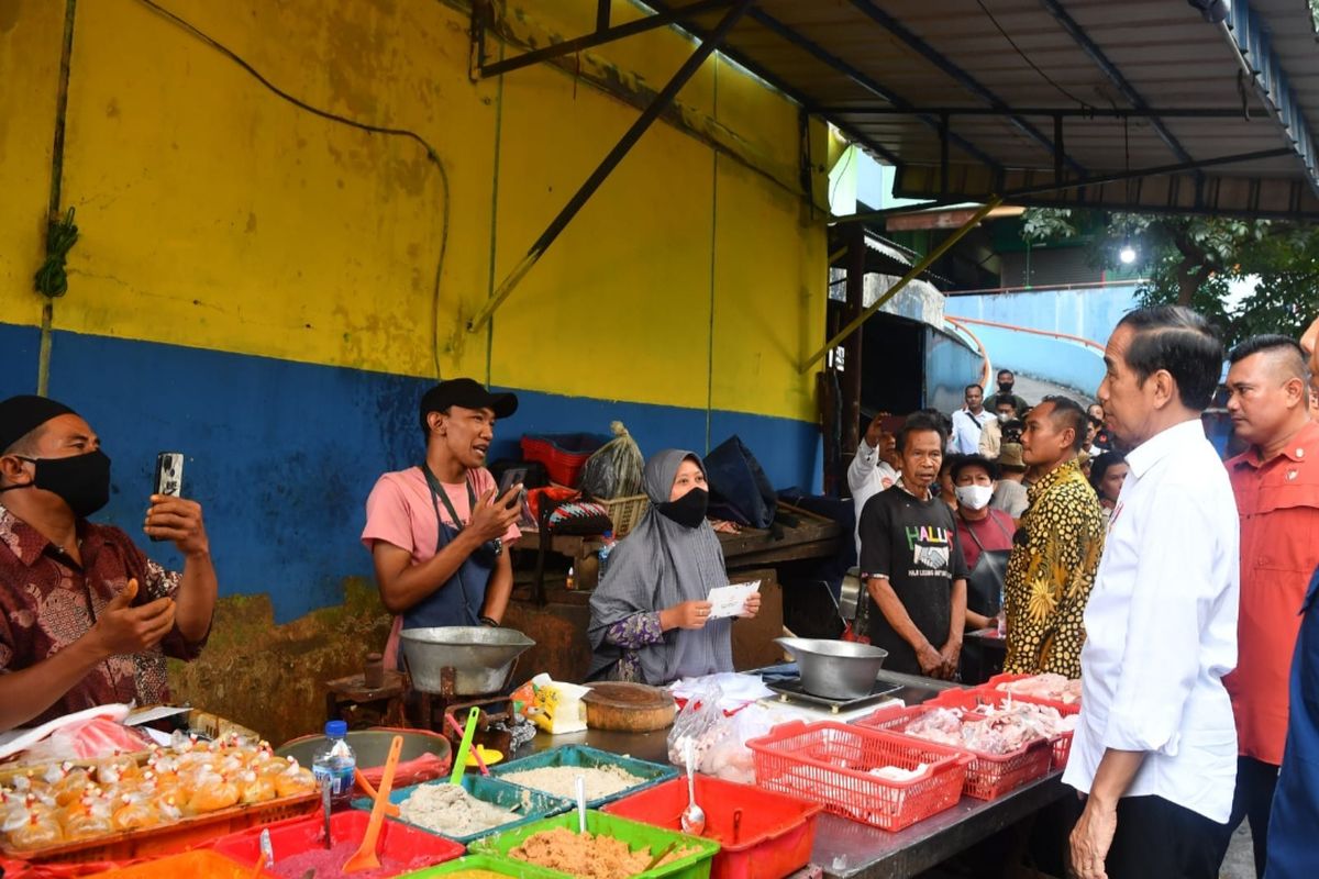 Presiden Joko Widodo saat berdialog dengan pedagang daging ayam di Pasar Palmerah, Jakarta, Senin (26/6/2023).
