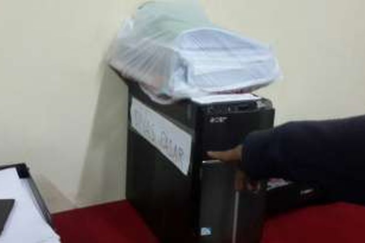 Sejumlah dokumen, laptop dan CPU yang diamankan pihak Kejaksaan Negeri Kota Malang dari Dinas Pasar, Kota Malang, Jawa Timur, Jumat (14/10/2016)