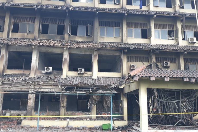Tiga lantai gedung SMK Yadika 6 Pondok Gede, Bekasi hangus dilalap kebakaran yang terjadi pada Senin (18/11/2019) sore hingga malam.