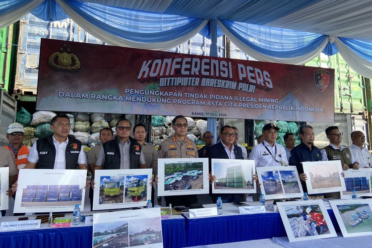 Rilis kasus penambangan ilegal di kawasan Tahura Bukit Soeharto, Kaltim yang dikirim ke Pelabuhan Tanjung Perak Surabaya, Kamis (17/7/2025)