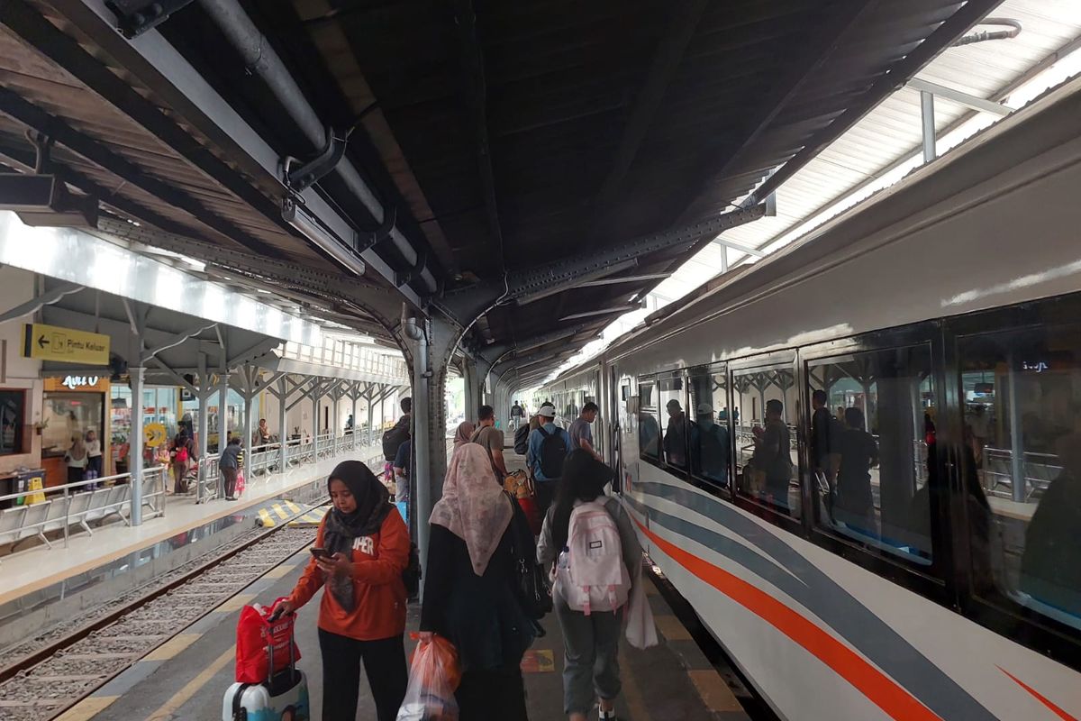Ribuan penumpang pakai kereta api di moment libur hari raya waisak