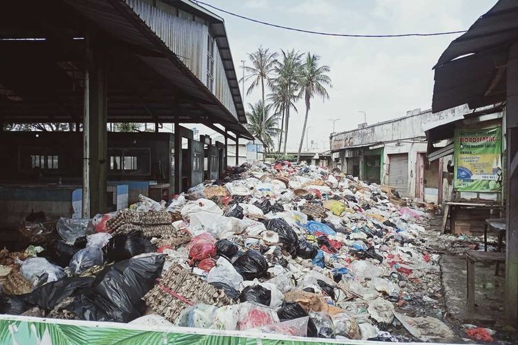 Kondisi sampah yang menggunung di dua Pasar Tradisional di Kabupaten Bandung, yakni Pasar Sehat Cileunyi dan Pasae Baleendah, pada Jumat (5/5/2023)
