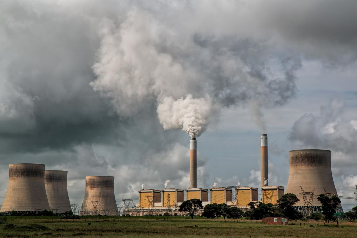 Pembangkit listrik tenaga batu bara yang mengemisikan sejumlah besar karbon dioksida. 
