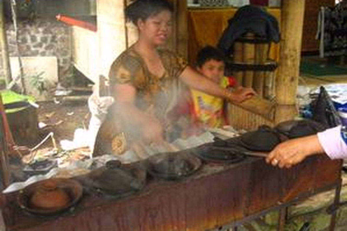 Seorang ibu memasak surabi di atas jajambaran dalam perayaan Seren Tahun 2008 di Cigugur, Kuningan, Jawa Barat.
